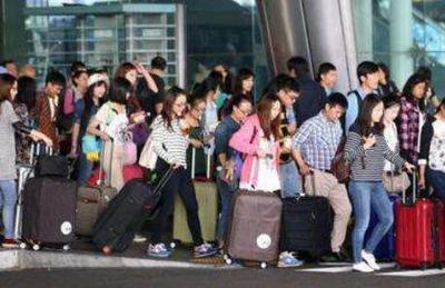 2019国考申论热点经济:中国游客出境游购物比重收缩